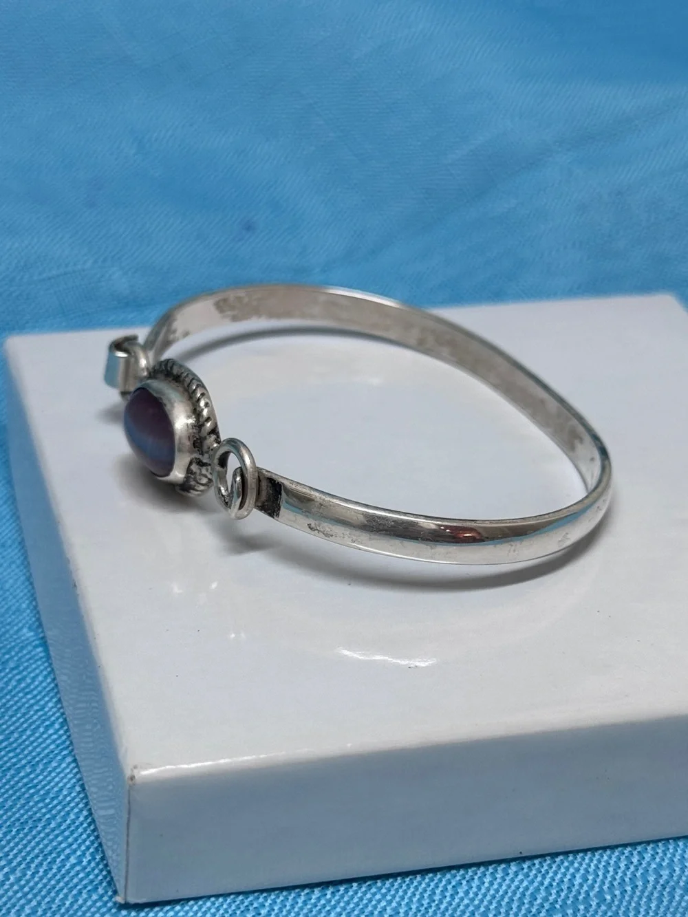 Vintage .925 bangle bracelet. Central bezel-set oval pink/purple Cats Eye Gem